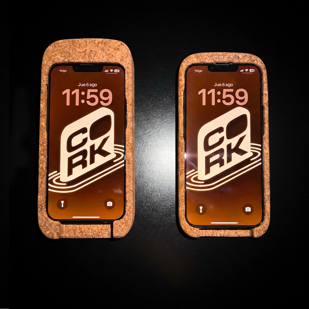 Cork Slim (derecha) y Cork Extreme (izquierda), con el móvil dentro