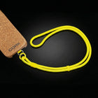 Cordón amarillo flúor junto a una funda de corcho CorkProtech