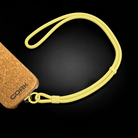 Cordón amarillo pastel junto a una funda de corcho CorkProtech