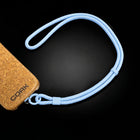 Cordón azul cielo junto a una funda de corcho CorkProtech