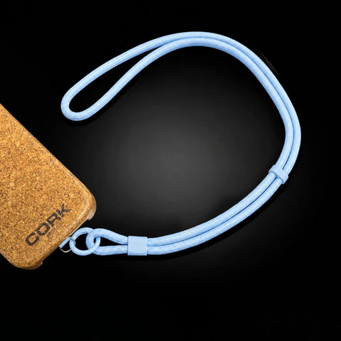 Cordón azul cielo junto a una funda de corcho CorkProtech