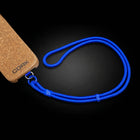 Cordón azul junto a una funda de corcho CorkProtech