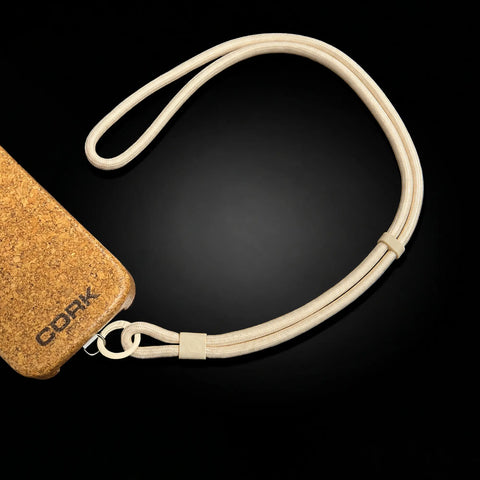 Cordón beige junto a una funda de corcho CorkProtech