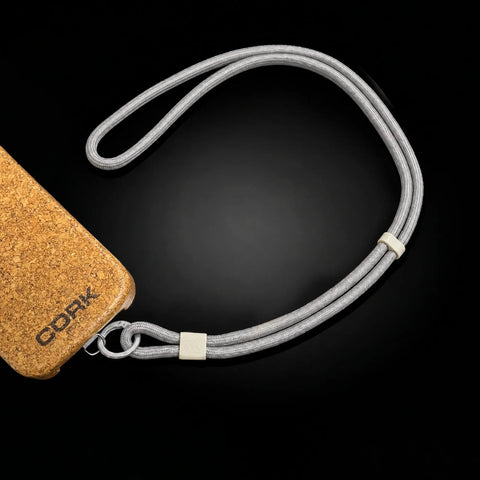 Cordón gris junto a una funda de corcho CorkProtech