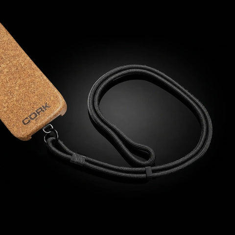Cordón negro junto a una funda de corcho CorkProtech