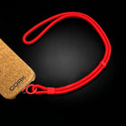 Cordón rojo junto a una funda de corcho CorkProtech