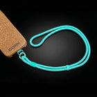 Cordón turquesa junto a una funda de corcho CorkProtech