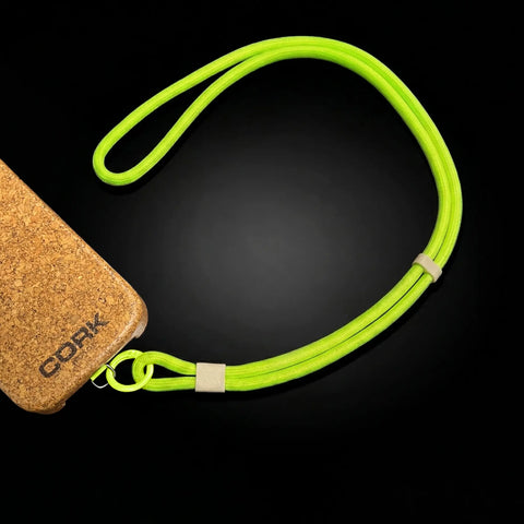 Cordón verde flúor junto a una funda de corcho CorkProtech